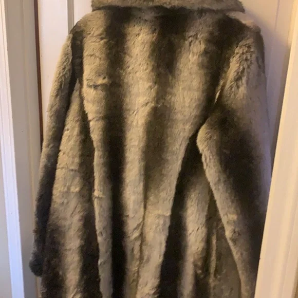 Pamela McCoy chinchilla replica fur coat - Picture 7 of 10